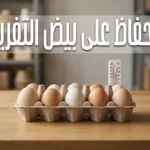 بيض تفريخ مخصب مرتب في صينية كرتونية على طاولة خشبية مع ميزان حرارة في الخلفية - الحفاظ على بيض التفريخ